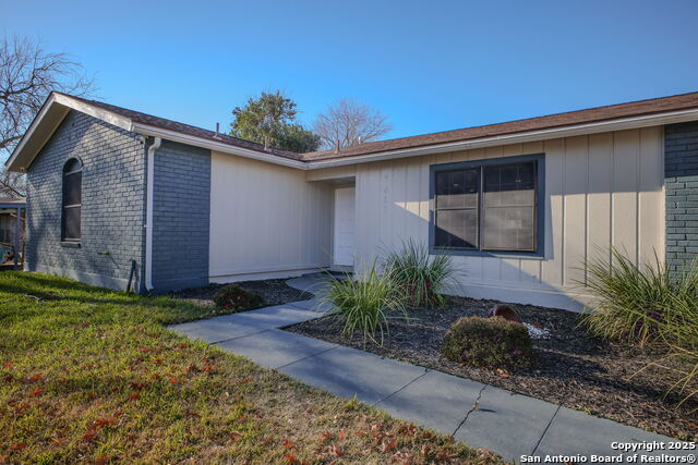 7427 Castle Trail Dr Property Photo 4