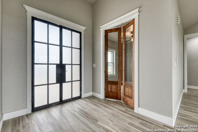 956 Horseshoe Falls Property Photo 4