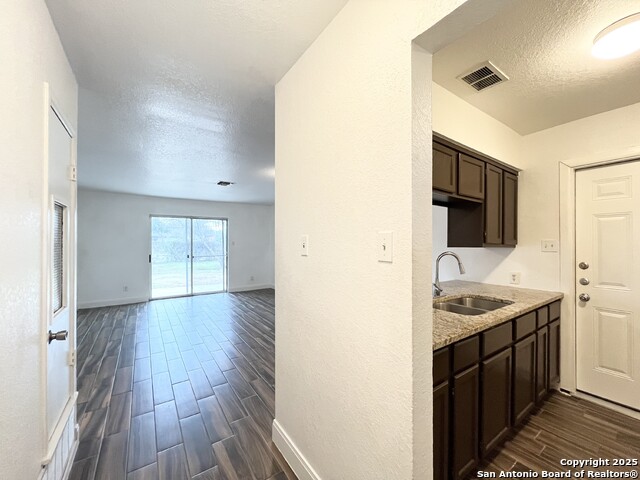 2106 Henrietta St Property Photo 7