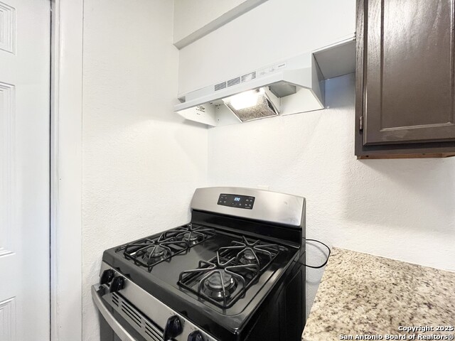 2106 Henrietta St Property Photo 9