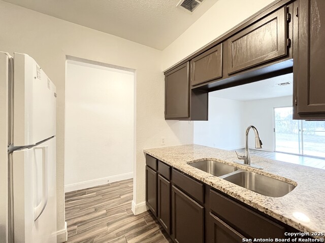 2106 Henrietta St Property Photo 10