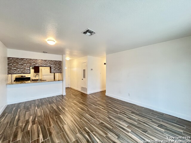 2106 Henrietta St Property Photo 13