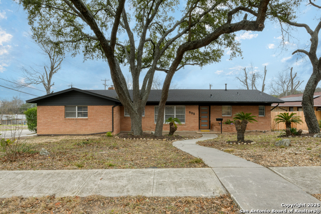 502 Royal Ct Property Photo