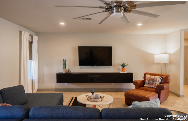 2718 Belvoir Dr Property Photo 7