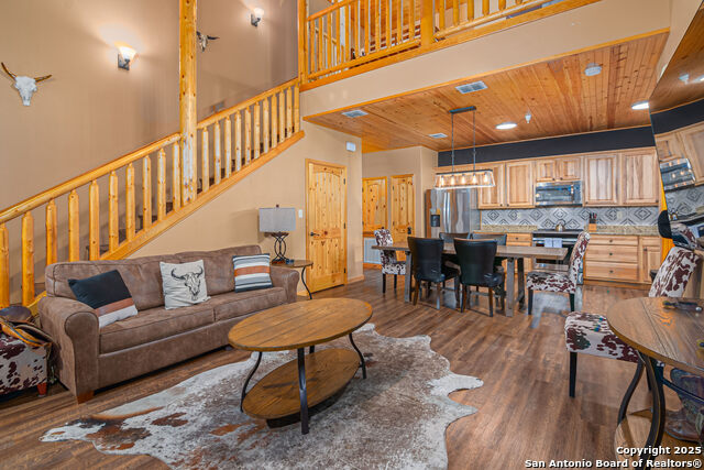 1554 Gruene Rd Property Photo 1