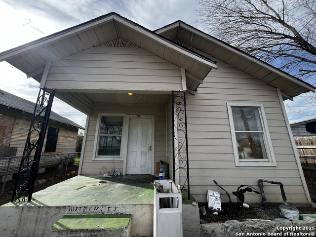 711 S Trinity St Property Photo 1
