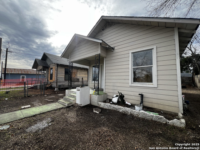 711 S Trinity St Property Photo 3