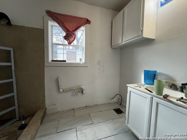711 S Trinity St Property Photo 8