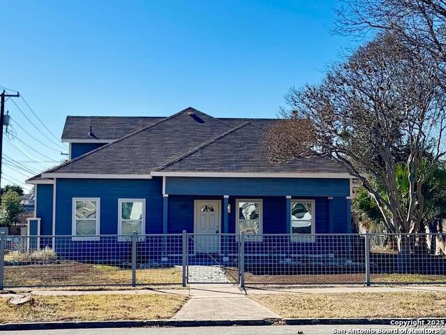 800 W Russell Pl Property Photo