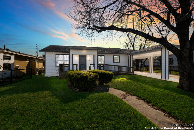 2436 W Woodlawn Ave Property Photo