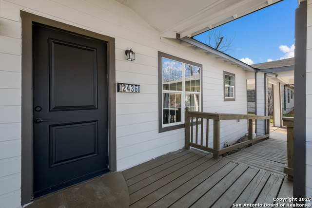 2436 W Woodlawn Ave Property Photo 5