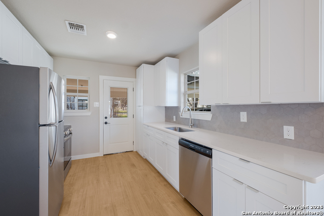 2436 W Woodlawn Ave Property Photo 11