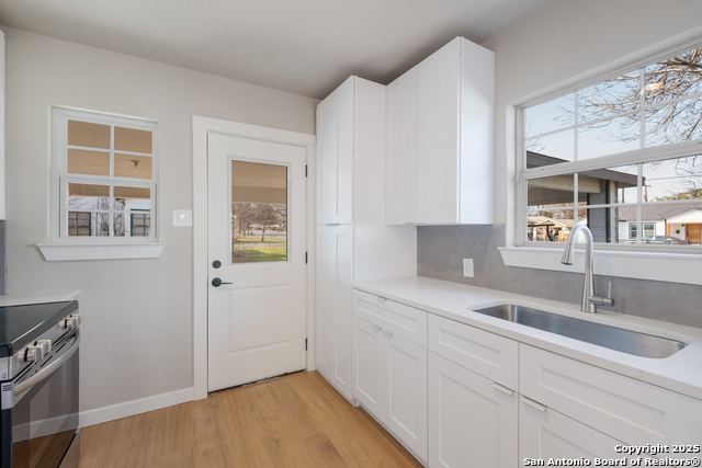 2436 W Woodlawn Ave Property Photo 12