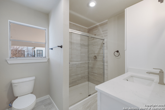 2436 W Woodlawn Ave Property Photo 20