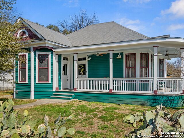 323 Devine St Property Photo