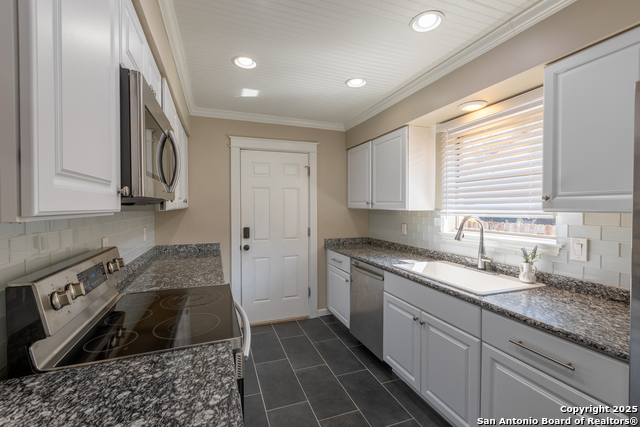 8627 Pendragon St Property Photo 9