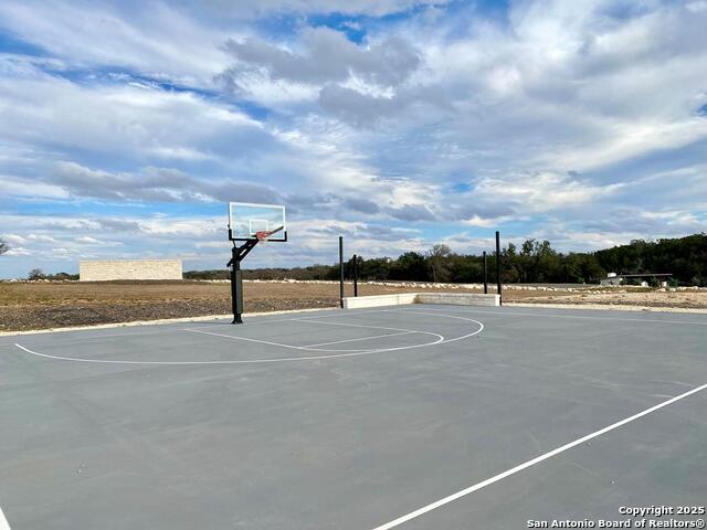 -- Oryx View Dr. Property Photo 15