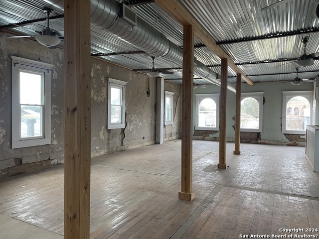206 S Commercial Drive Property Photo 3