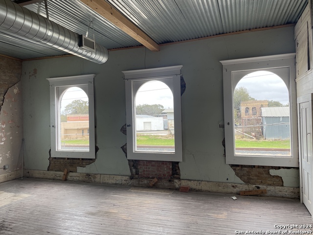 206 S Commercial Drive Property Photo 5