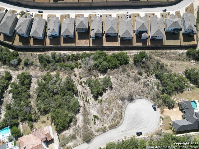210 Majestic Blf Property Photo 10