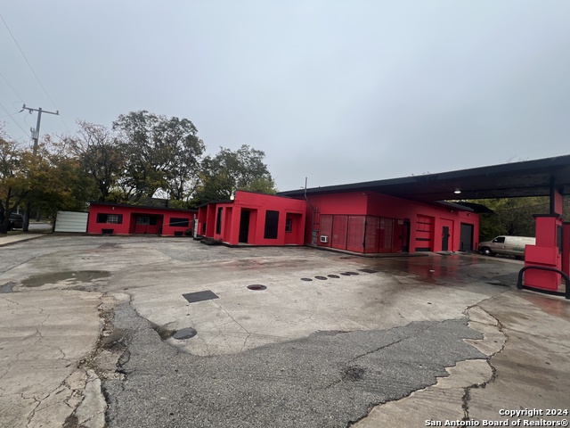 1850-1 E Houston St Property Photo 1