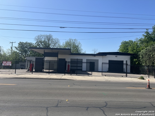 1850 E Houston St Property Photo 1