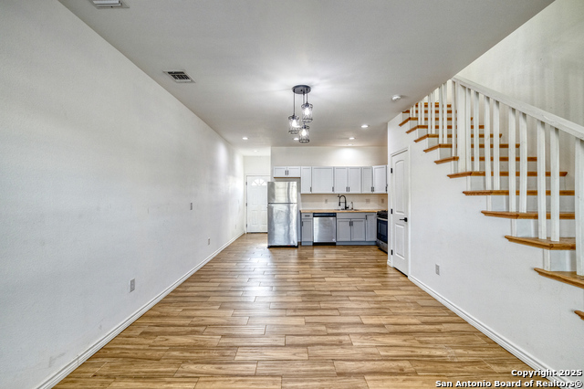 1100 W Houston St Property Photo 2