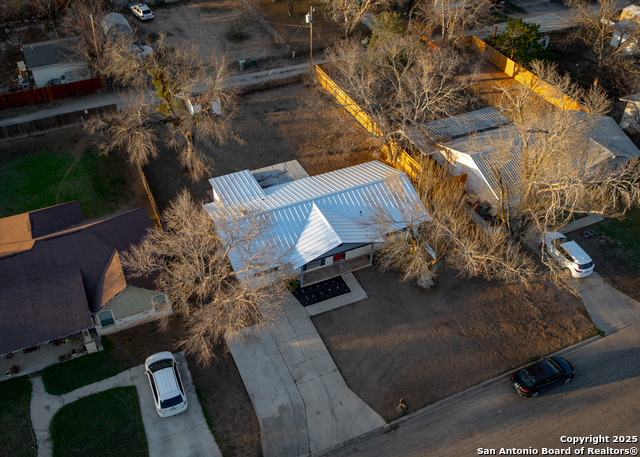 108 E Knippa Property Photo
