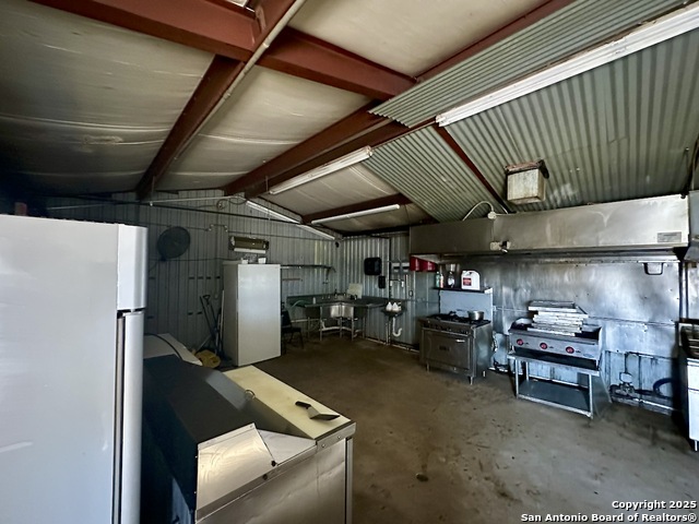 201 1/2 W Hondo Property Photo 3