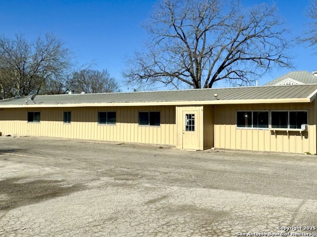 201 1/2 W Hondo Property Photo 4