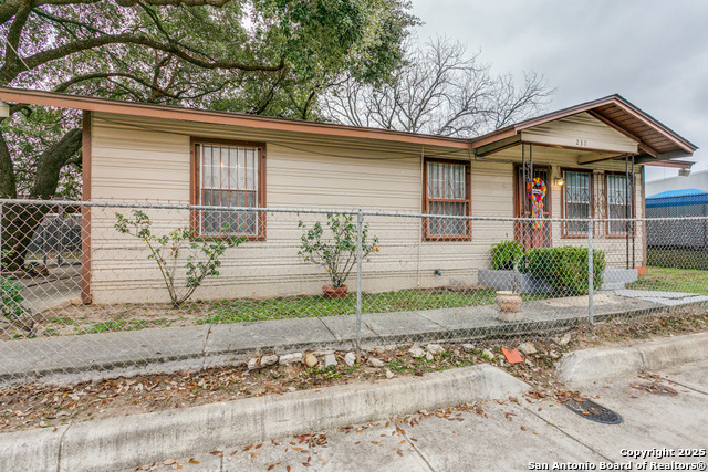 238 W Fest St Property Photo 2