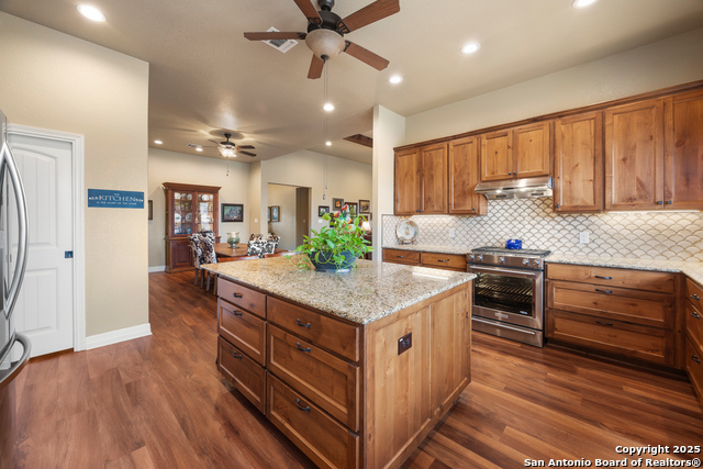 106 Abierto Cove Dr Property Photo 9
