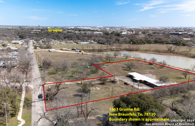 1563 Gruene Rd Property Photo 2