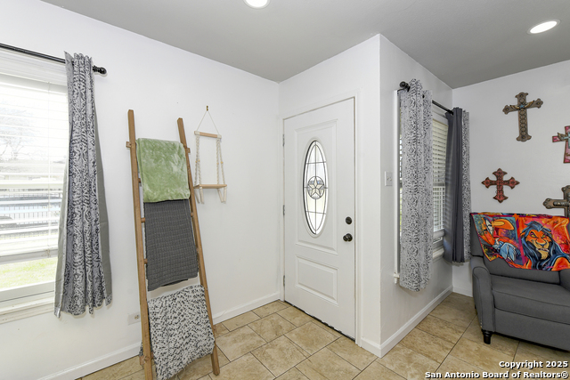 211 E Vado Pl Property Photo 2