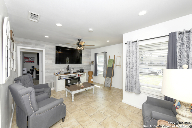211 E Vado Pl Property Photo 5