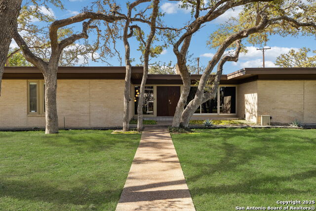 225 Carolwood Dr Property Photo 1