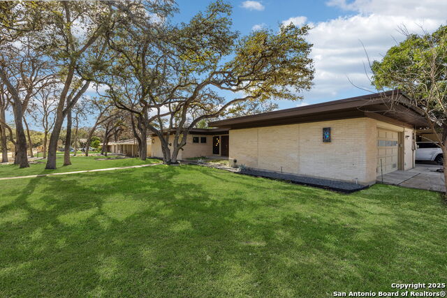 225 Carolwood Dr Property Photo 4