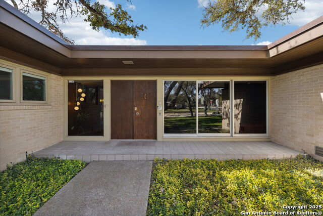225 Carolwood Dr Property Photo 5