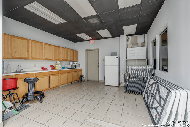 9386 Huebner Rd Property Photo 7