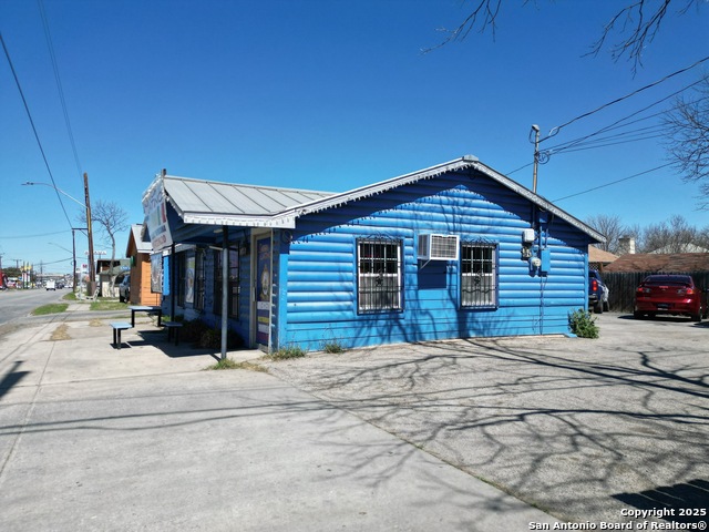 298 El Monte Property Photo 9