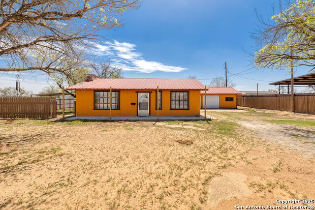 13934 N I-35 Property Photo