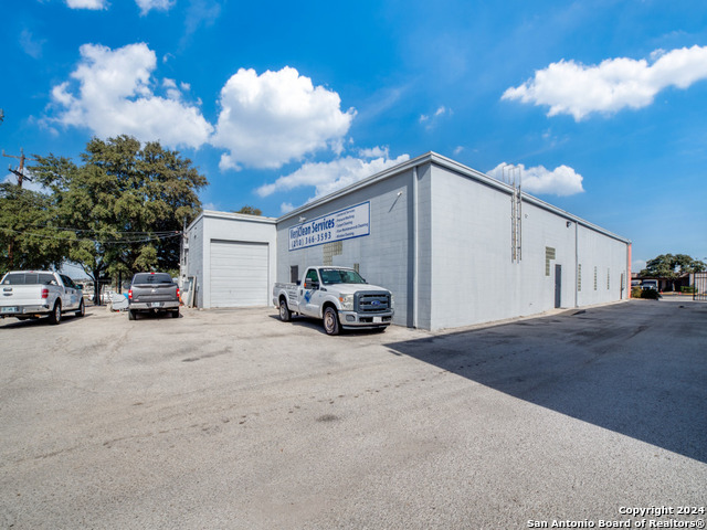10835 Gulfdale St Property Photo 6