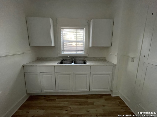 1623 N Interstate 35 Property Photo 6