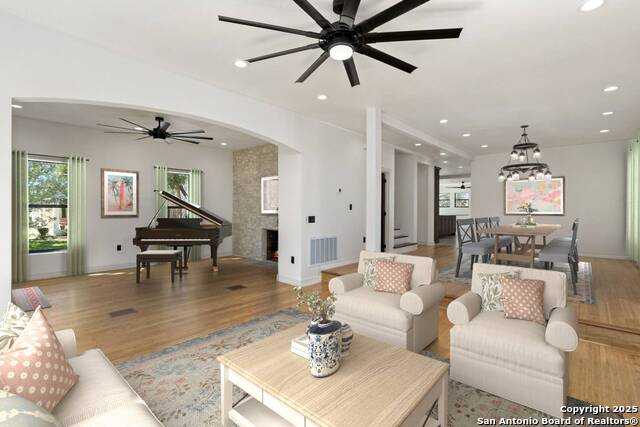 201 Cloverleaf Ave Property Photo 9