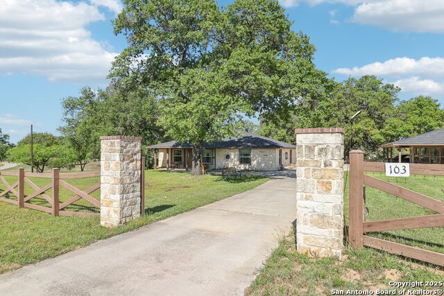 103 Misty Bend Property Photo 1
