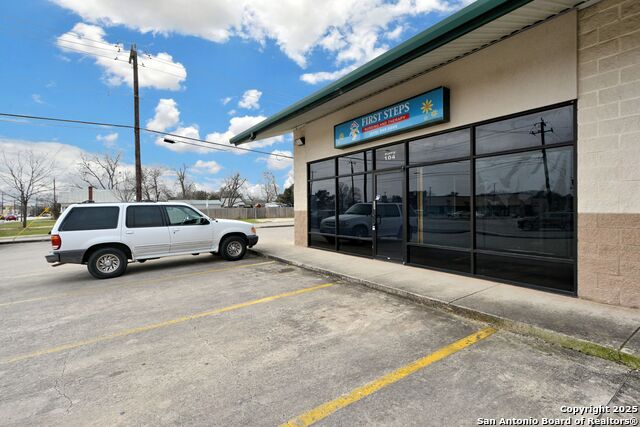 105 S Seguin Property Photo 4