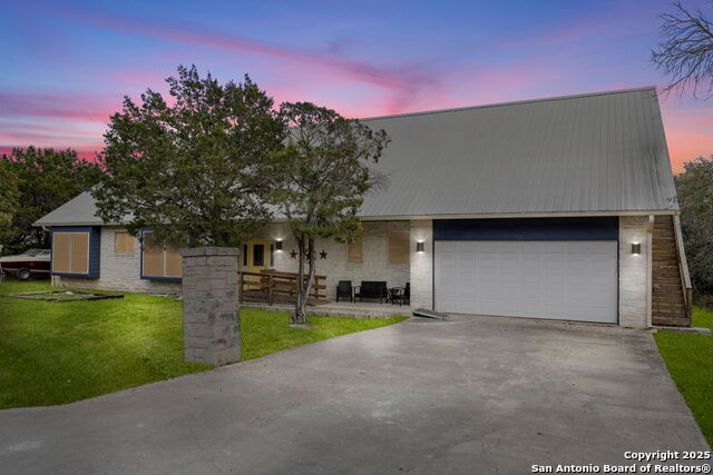 1562 Bonnyview Property Photo 1