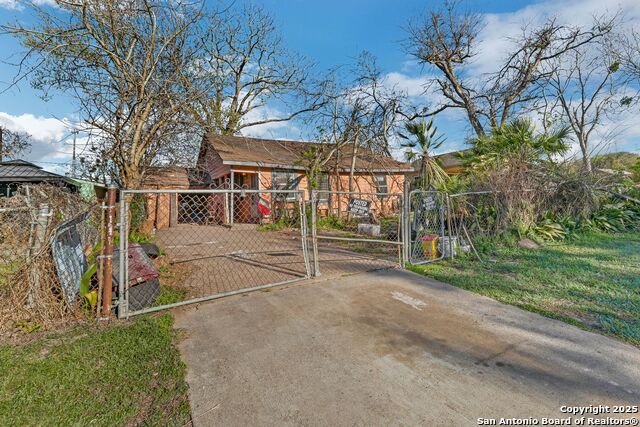 2221 Yellowstone St Property Photo