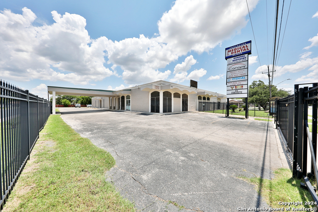2404 Commercial Ave Property Photo