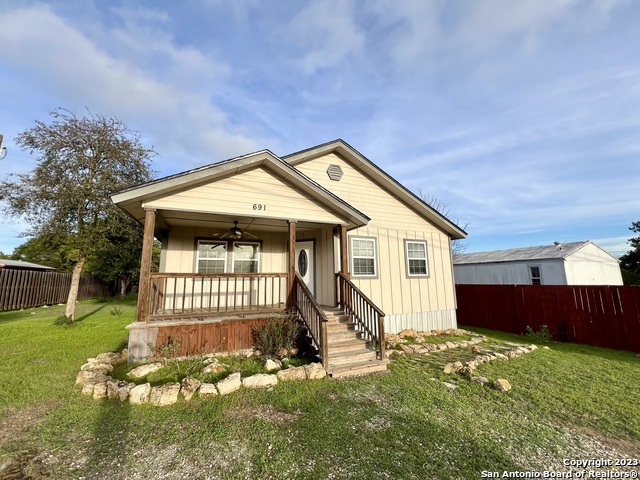 691 Tamarack Dr Property Photo